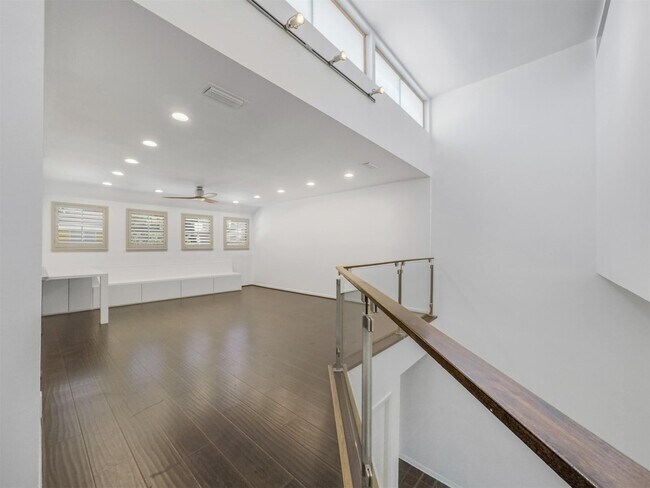 Building Photo - 3407 Roseland St