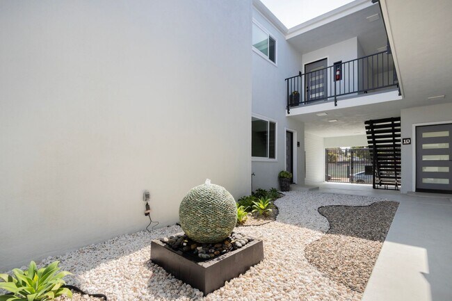 Interior Photo - 1346 N Stanley Ave