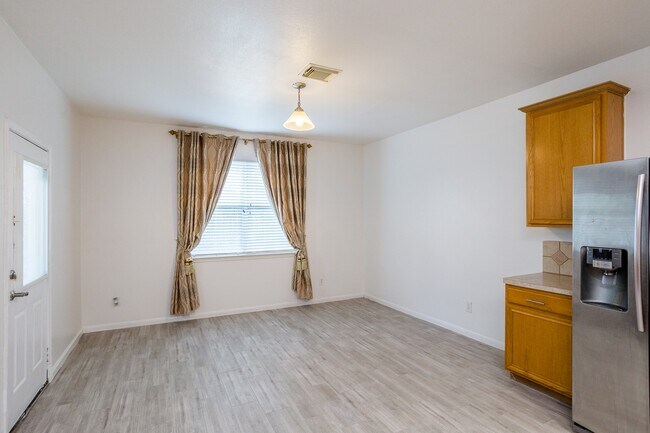 Building Photo - 2111 Castle Gardens Ln
