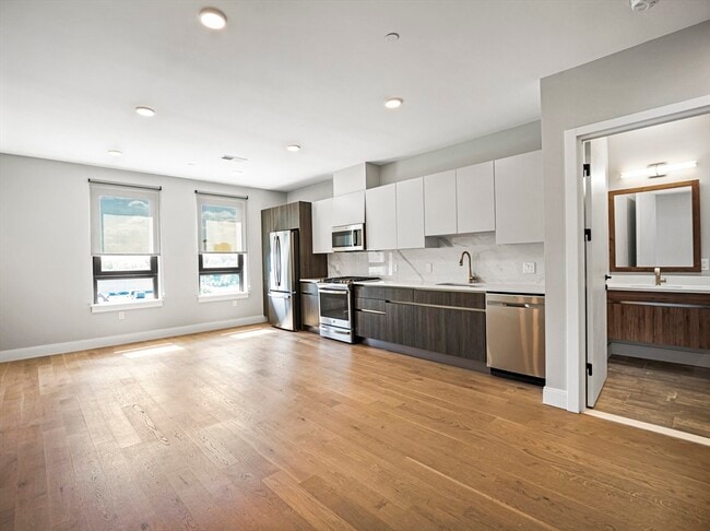 Building Photo - 9 Central St