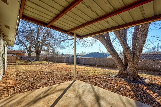 Building Photo - 4 bed house in Yukon!
