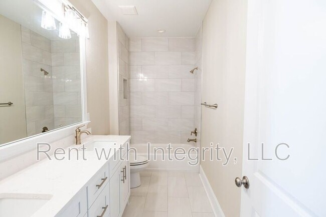 Building Photo - 165 Benoit Cir