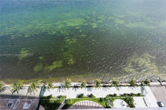 Building Photo - 700 NE 24th St