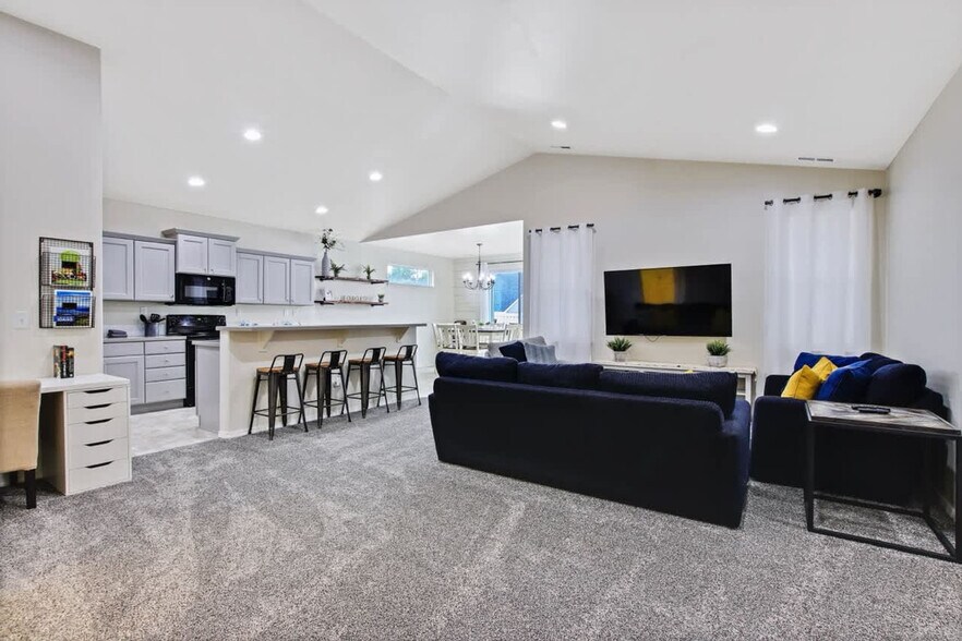 Building Photo - 2213 E Elm Grove Dr