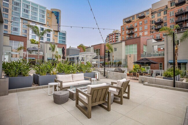 Building Photo - Modern Townhome Living in the Heart of Dow...