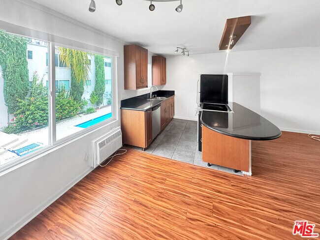Building Photo - 972 Larrabee St