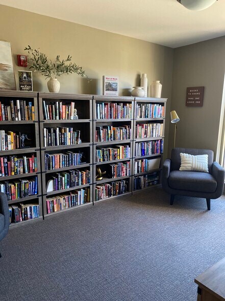 Building Photo - 4110 S Lake Dr