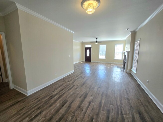 Building Photo - 3 Bed / 2 Bath Hampton Cove/ Owens Cross R...