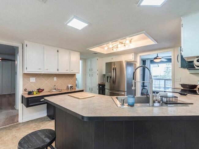 Building Photo - 903 Cliffside Dr