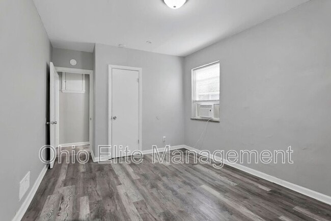 Building Photo - 987 Lilley Ave