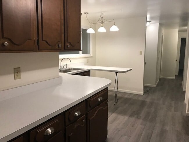 Building Photo - 3 bedroom/1.5 bath house in Seneca School ...