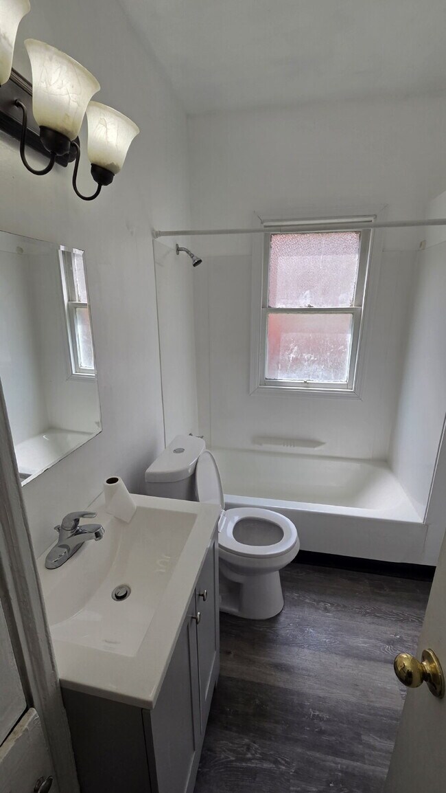 Building Photo - "Spacious 2 Bed in Cleveland Heights !"