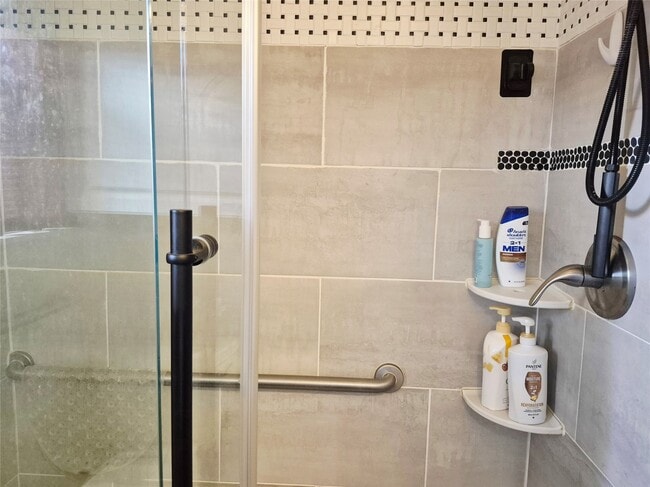 Building Photo - 854 Shawnee St