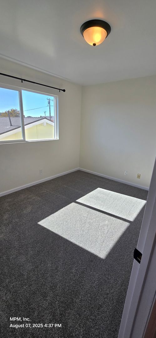 Building Photo - 2 bedroom 1.5 bath Apartment
