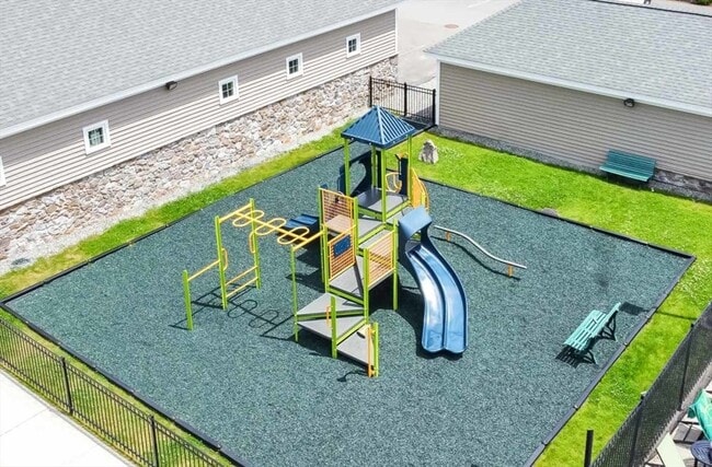 Building Photo - 4 Boxwood Dr