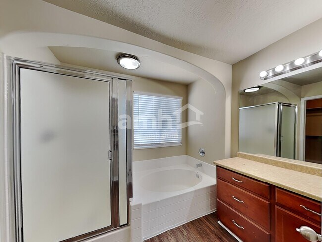 Building Photo - 865 Southhampton Dr