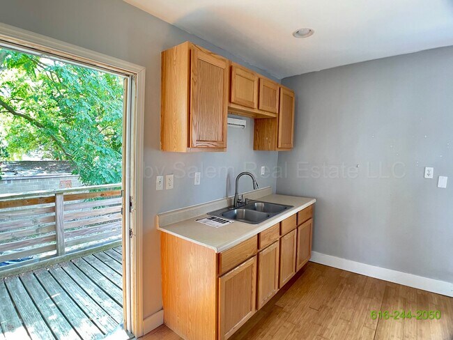Building Photo - 346-346 Diamond Ave SE