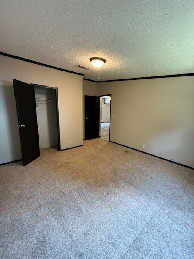 Building Photo - Available Now Spacious 3 Bedroom Home on P...