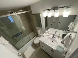 Building Photo - 905 Brickell Bay Dr