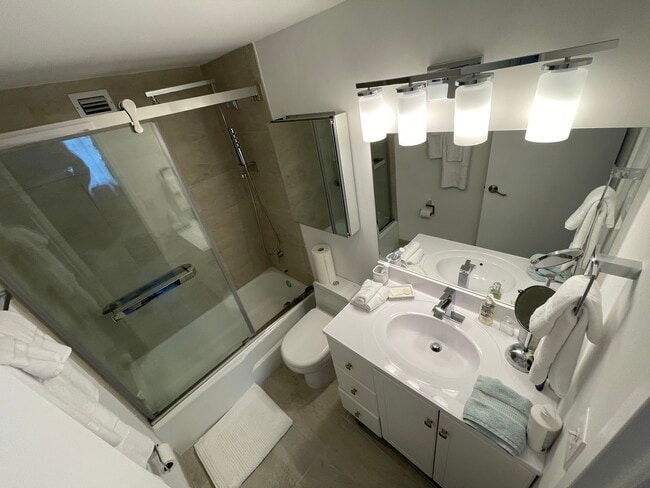 Building Photo - 905 Brickell Bay Dr