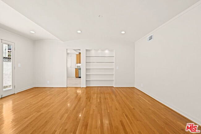 Building Photo - 704 Westbourne Dr
