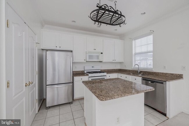 Building Photo - 5108 English Terrace