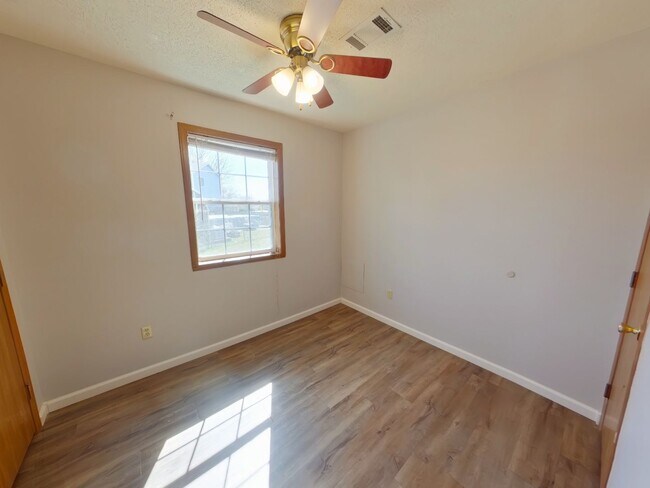 Building Photo - 812 N Sumac Rd