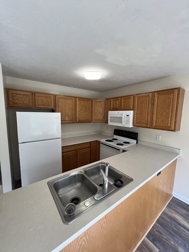 Building Photo - 633 Renker Rd