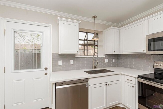 Building Photo - 2 Bedroom Townhome off Jefferson & Bluebonnet Blvd- Pet Friendly