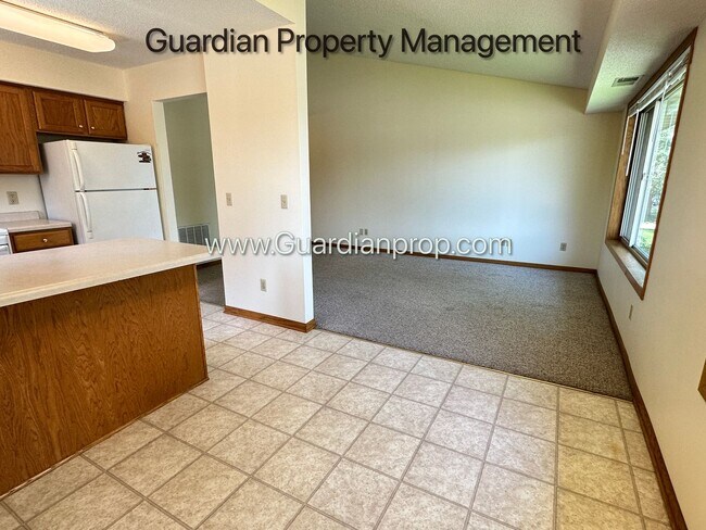 Building Photo - Richfield 2nd Floor Apartment, Very Spacio...