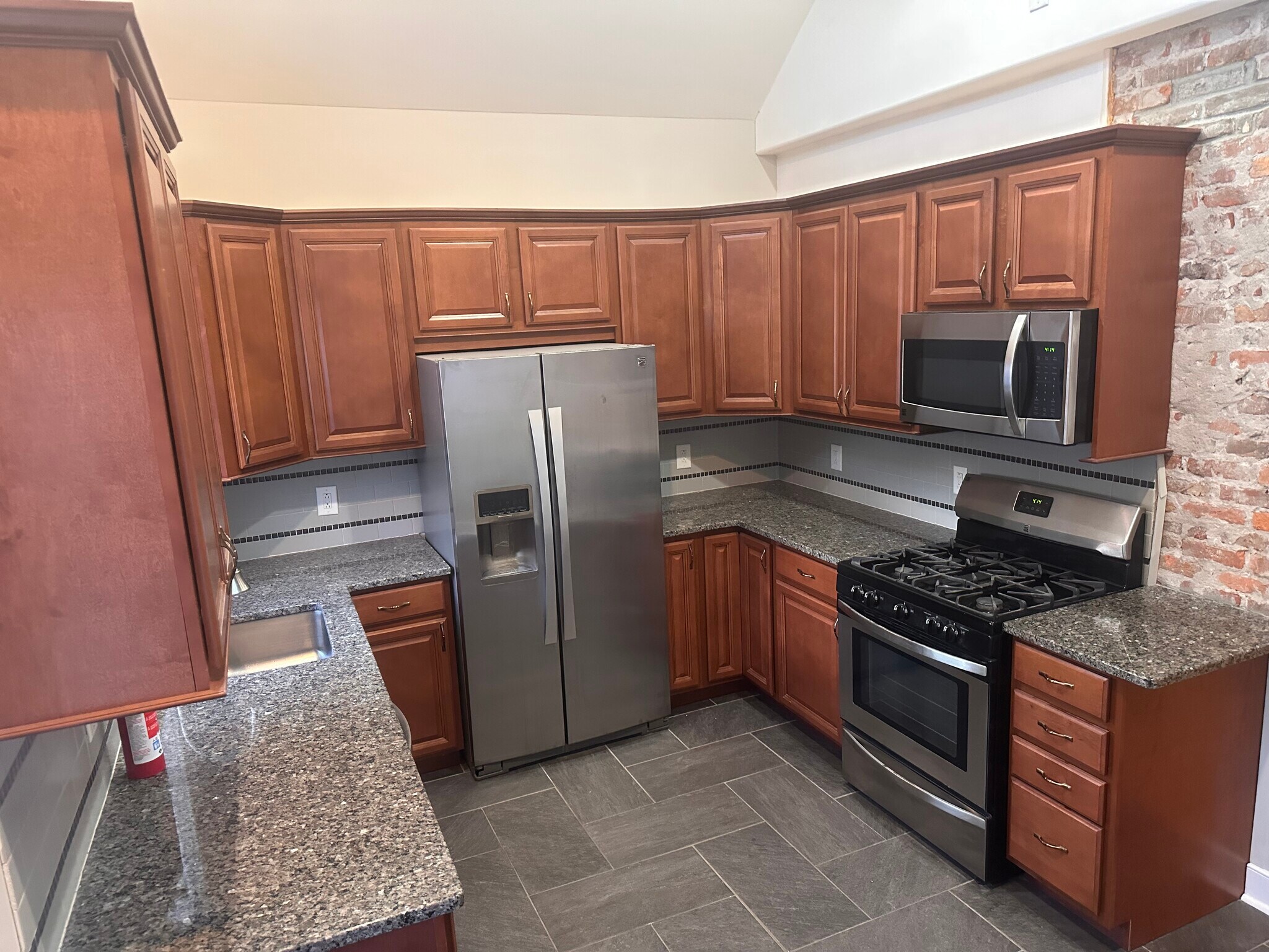 Building Photo - 135 Maple Ave