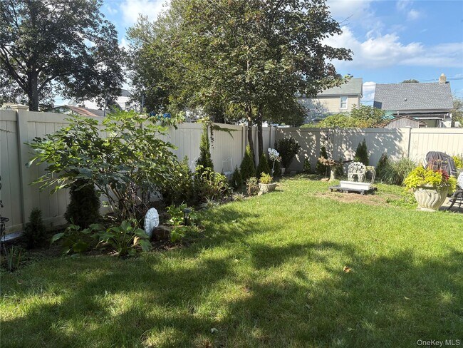 Building Photo - 346 S Main St