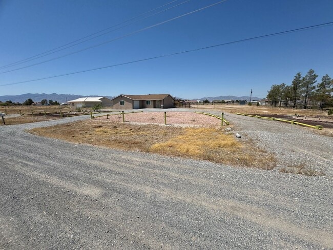 Building Photo - Charming 3-bedroom home located in the picturesque town of Pahrump!