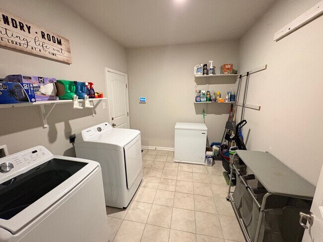 Building Photo - 3258 Lake Crest Dr