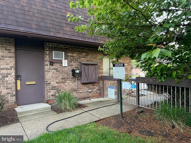 Building Photo - 1823 Old Stone Mill Dr