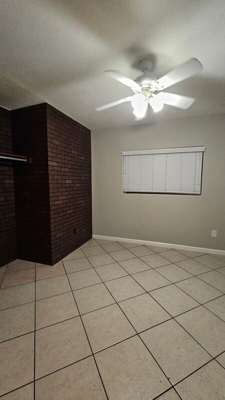 Building Photo - 711 S Roca St