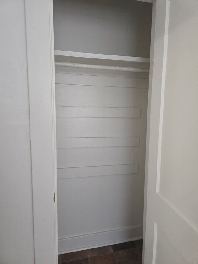 Building Photo - Cute 2 Bedroom