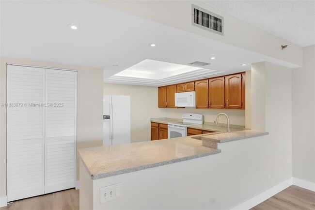 Building Photo - 3200 Port Royale Dr N