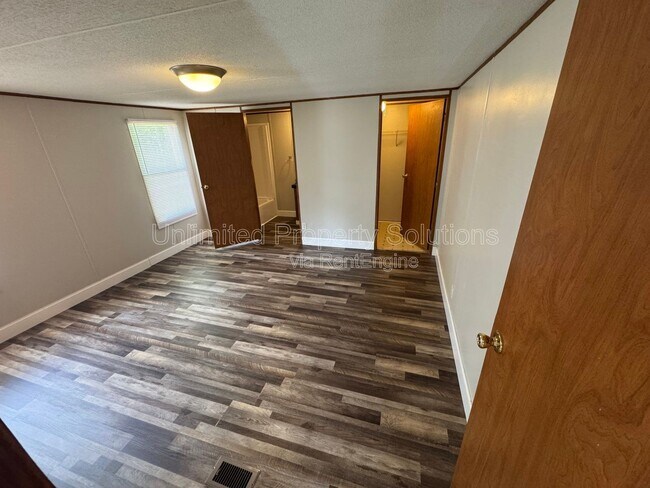 Building Photo - 9499 Wendi Dr NE