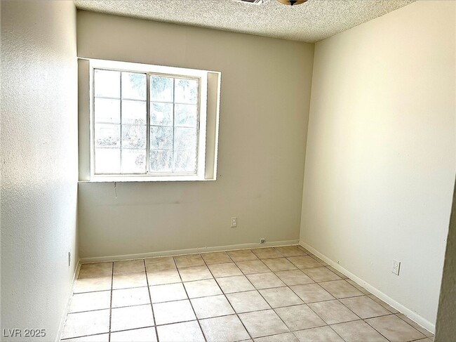 Building Photo - 533 Zuber Ave