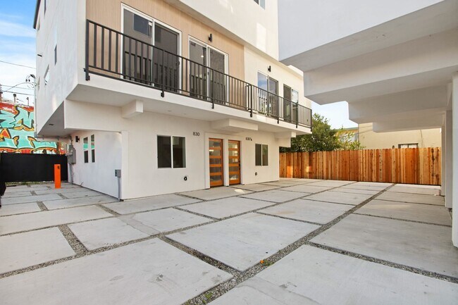 Building Photo - 828 N Detroit St