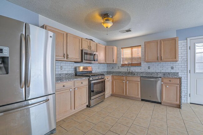 Building Photo - 3 Bed 2 Bath Near Cottonwood Mall