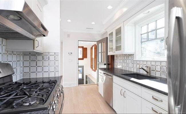 Building Photo - 56 1/2 Roton Ave