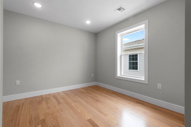 Building Photo - 403 Maple St