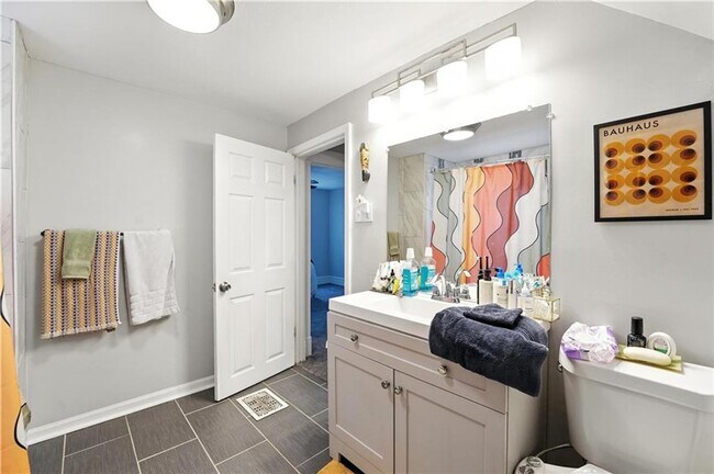 Building Photo - Great 2 bedroom 2 FULL bathrooms remodeled...