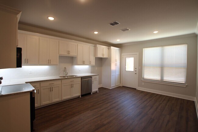 Building Photo - COMING SOON! Luxury 3 Bedroom 2 Bath Townh...