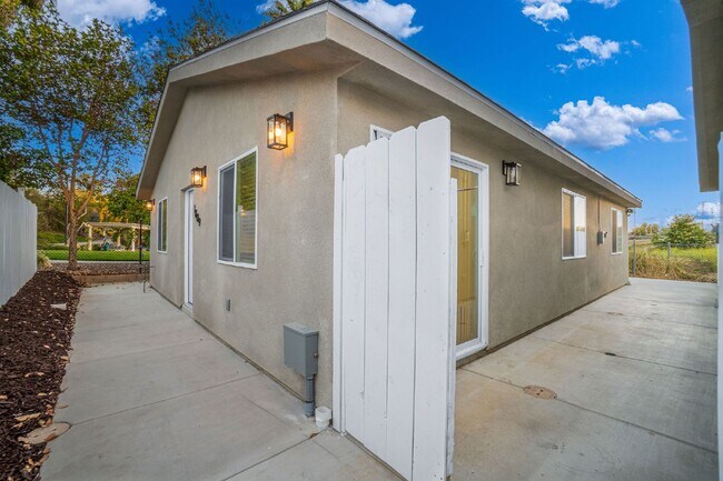 Building Photo - Up to $1400 off 1st month!! Vista - 3 bed/...