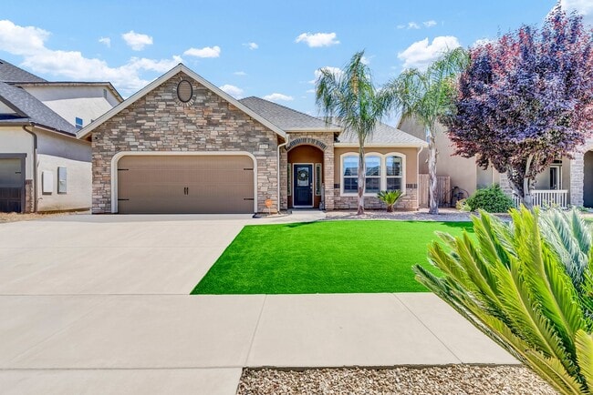 Building Photo - Charming 3 bedroom 2 bathroom home located in Hanford