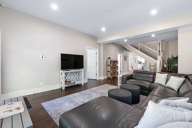 Building Photo - 76 Sanford St