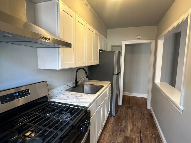 Building Photo - One bed- East Lansdowne